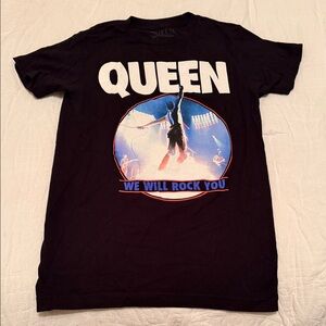 Que Black and Blue Graphic Tee